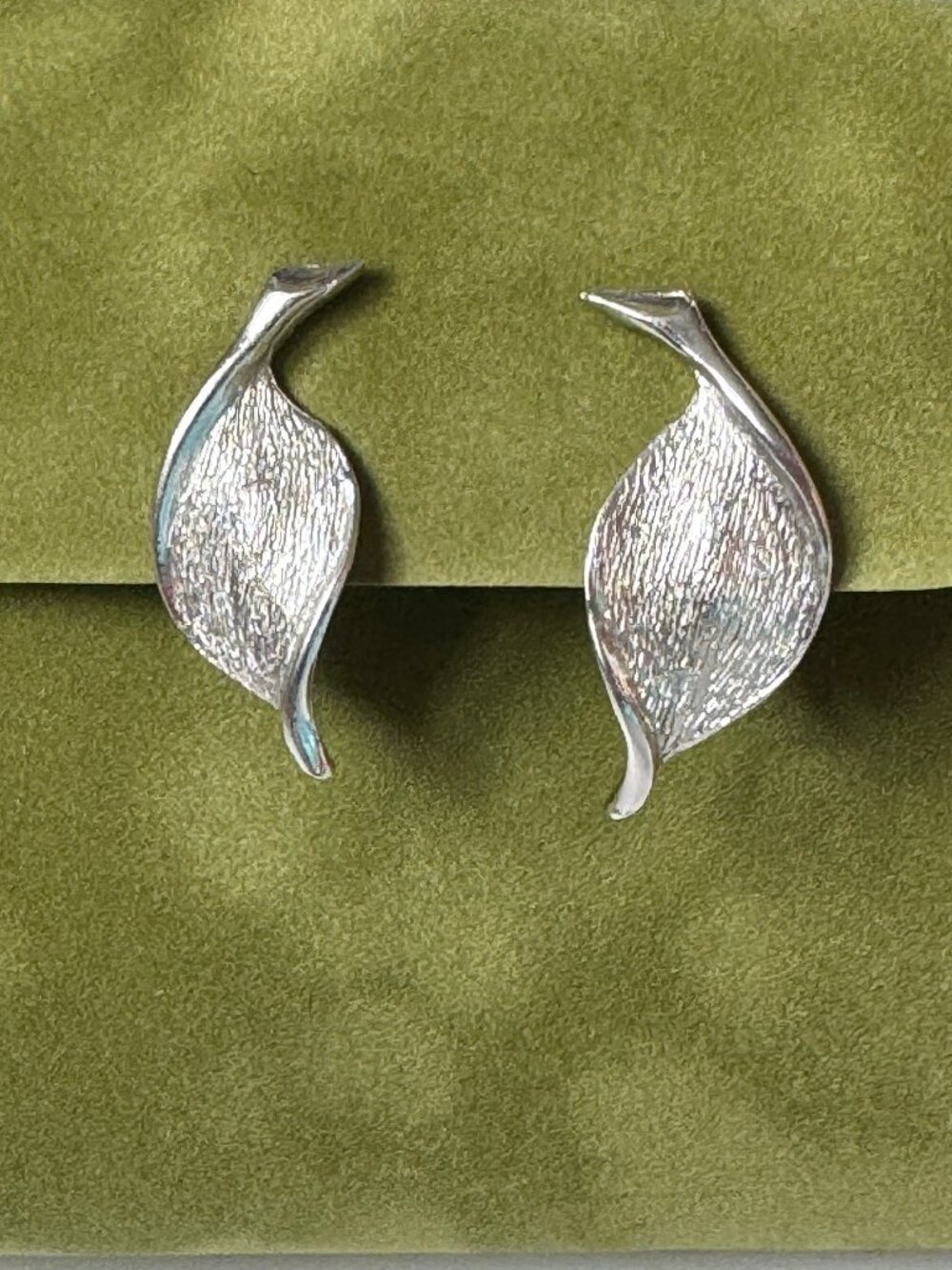 Elizabeth Morrey Clip On Earrings Silver Tone Leaves